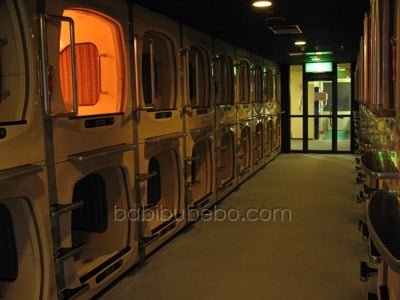 Capsule hotel - Rangée de capsules