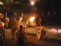 Festival du feu au temple RyÎkakuin, Odawara, Kanagawa, Japon festival-feu-odawara-kanagawa-ryokakuin-japon Festival du feu de la ville dOdawara: 6 décembre 2008