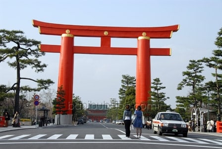 Porte Torii menant au sanctuaire Heian Jingu Porte Torii menant au sanctuaire Heian Jingu