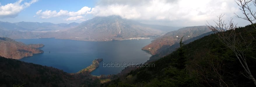 Vue large du lac Chuzenji à Nikko, Japon