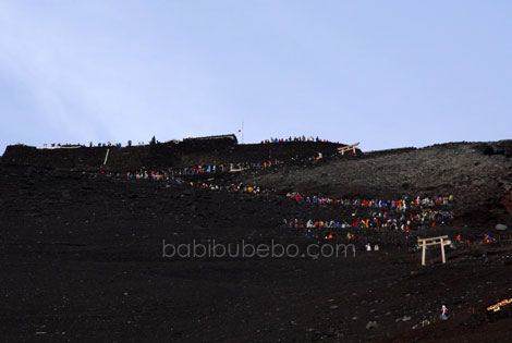 L'ascension du Fuji: monter un escalier long, très long, qui avance, puis s'arrête, ...