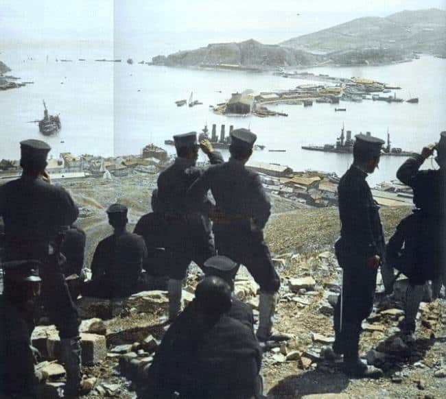Officiers japonais contemplant Port-Arthur après la capitulation de la base navale russe (janvier 1905)