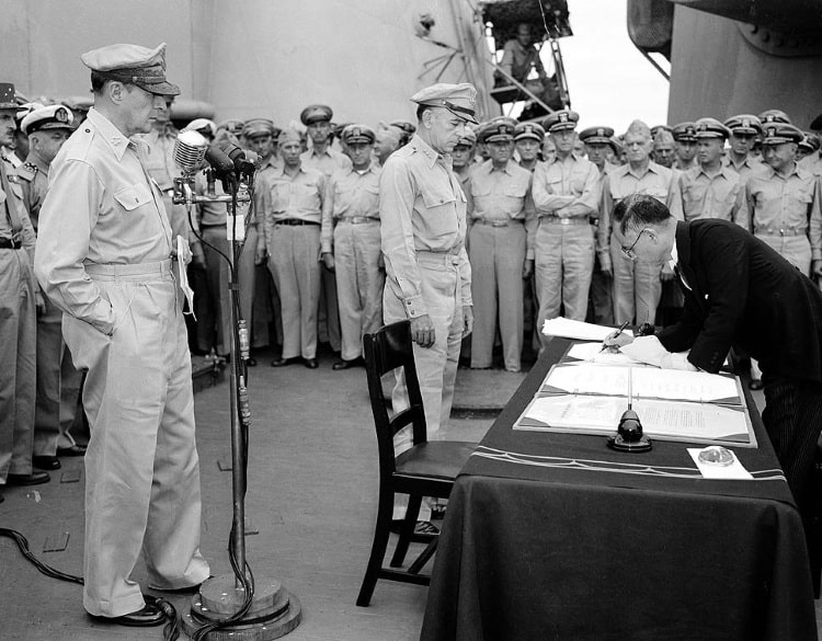 Signature des actes de capitulation du Japon sur le pont du USS Missouri
