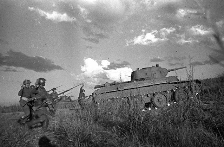Infanterie soviétique derrière un char BT-7 à la bataille de Khalkhin Gol en 1939