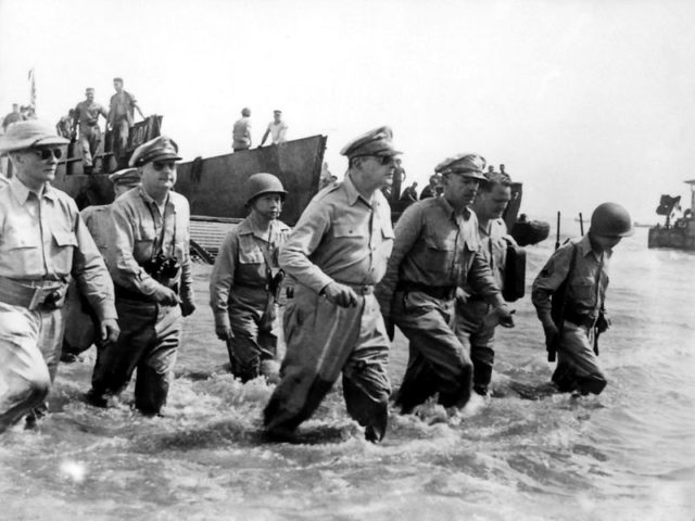 Le général Douglas MacArthur revient aux Philippines le 20 octobre 1944