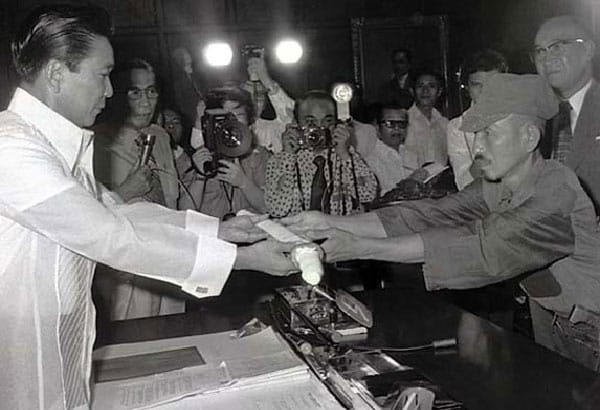 Onada se rend formellement à Ferdinand Marcos en lui présentant son katana