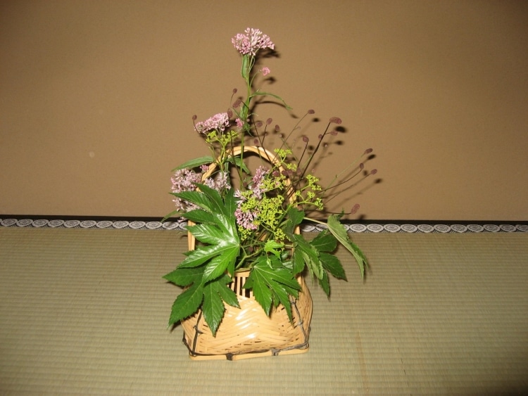 En septembre, au pavillon de thé du jardin de Mejiro (Tokyo) on observera la douce harmonie entre l’Ikebana (confectionné avec des fleurs des champs) ci-dessus et la boite à parfum ci-dessous qui symbolise la fin de l’été, la fin du chant des cigales.