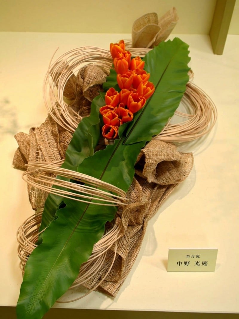Ikebana réalisé par l’école Sogetsu avec des matières sèches et/ ou du tissu pour l’exposition du magasin Matsuzakaya. Mars 2009. Tokyo