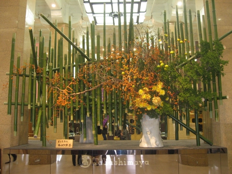 Bouquets monumentaux à l’entrée du magasin Takashiyama de Tokyo