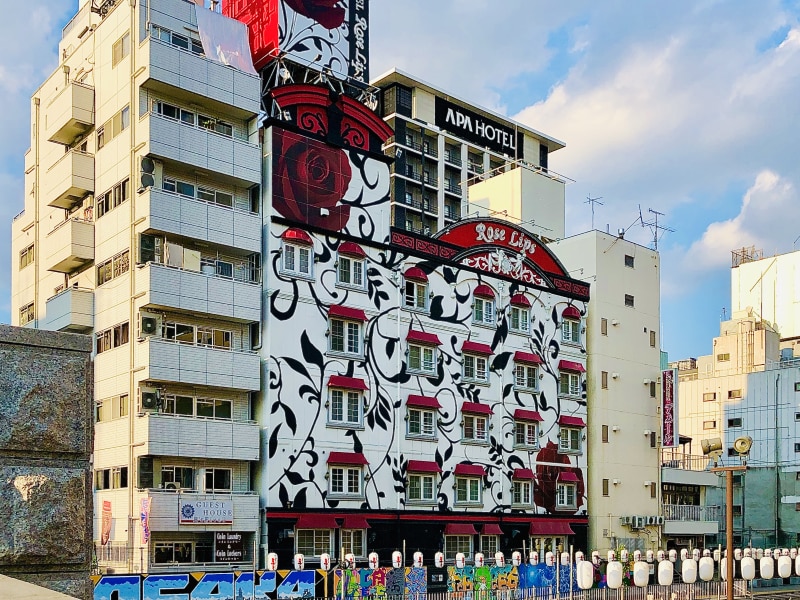 La gigantesque façade d'un love hôtel dans le quartier de Dotonbori à Osaka