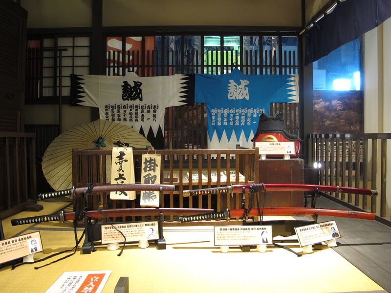 Les épées de Kondō Isami et d'autres membres du Shinsengumi sont exposés dans le restaurant Ikedaya Hana no Mai à Kyoto