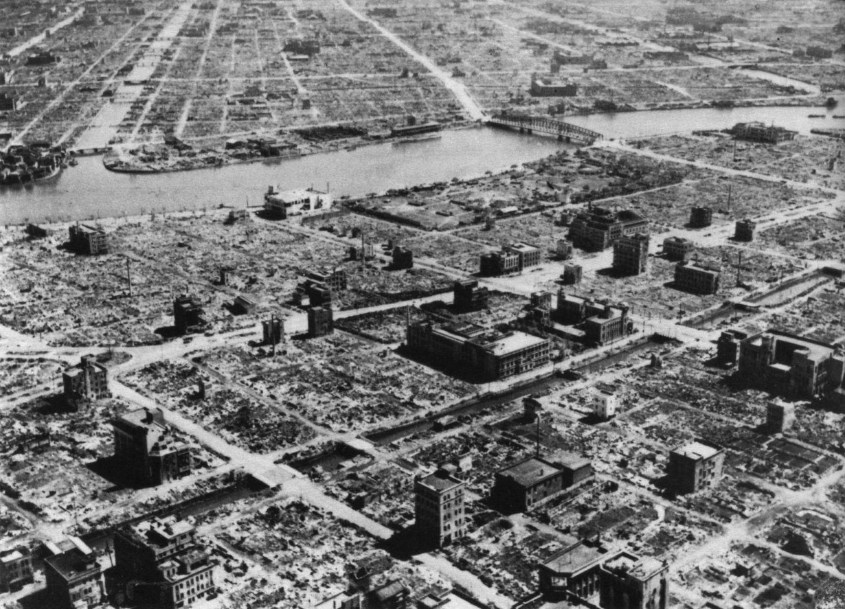 Tokyo, après les bombardements incendiaires, mars 1945