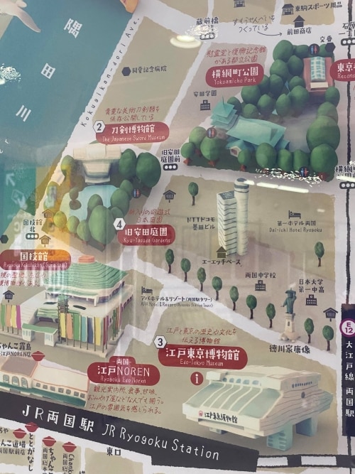 Panneau à la sortie de la gare JR Ryogoku indiquant les 4 centres d’intérêt du quartier. Le terrain d’origine allait de l’actuel parc Yokoamicho (en haut à droite) jusqu’à l’Edo-Tokyo Muséum (en bas à droite)