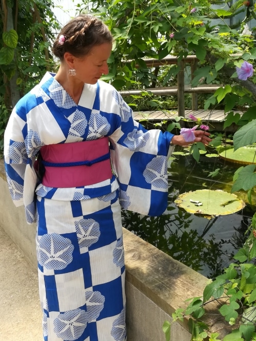 Anita vêtue d’un yukata avec motif des fleurs des ipomées et un obi au motif asagao