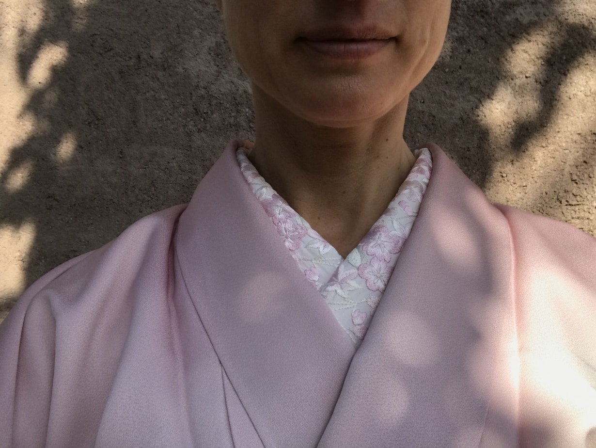 Eri, col de sous-kimono brodé avec le motif des cerisiers en fleurs pour évoquer leur éclosion prochaine