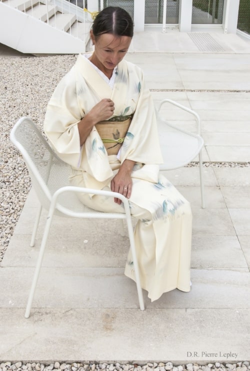 Anita HENRY vêtue d’un kimono d’été, en soie Ro絽, étoffe légère, de tons clairs, pour apporter la fraîcheur, même à ceux qui la regarde. Photo: Pierre Lespley