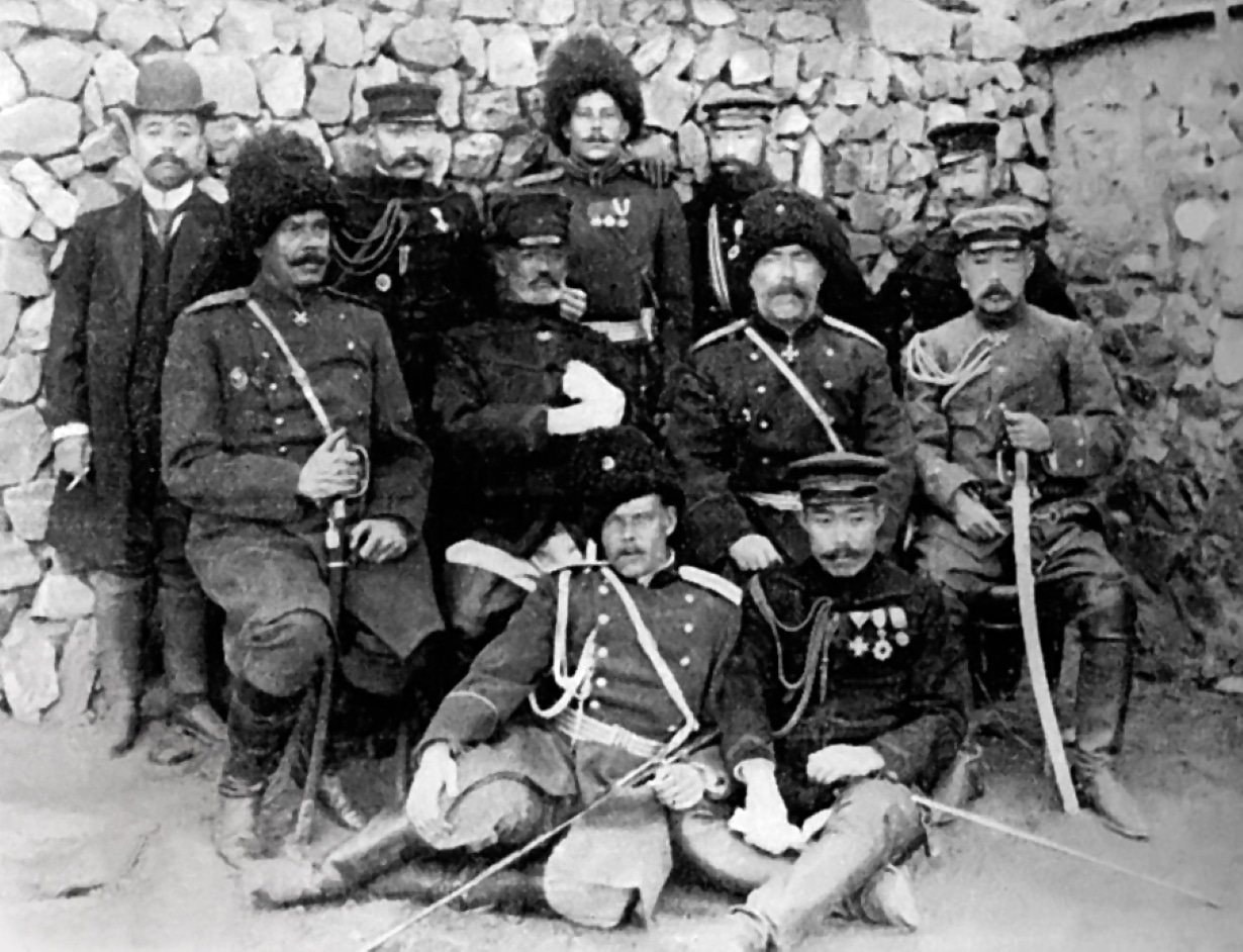 Le général Nogi (centre) pose au côté des troupes russes du général Anatoly Stessel